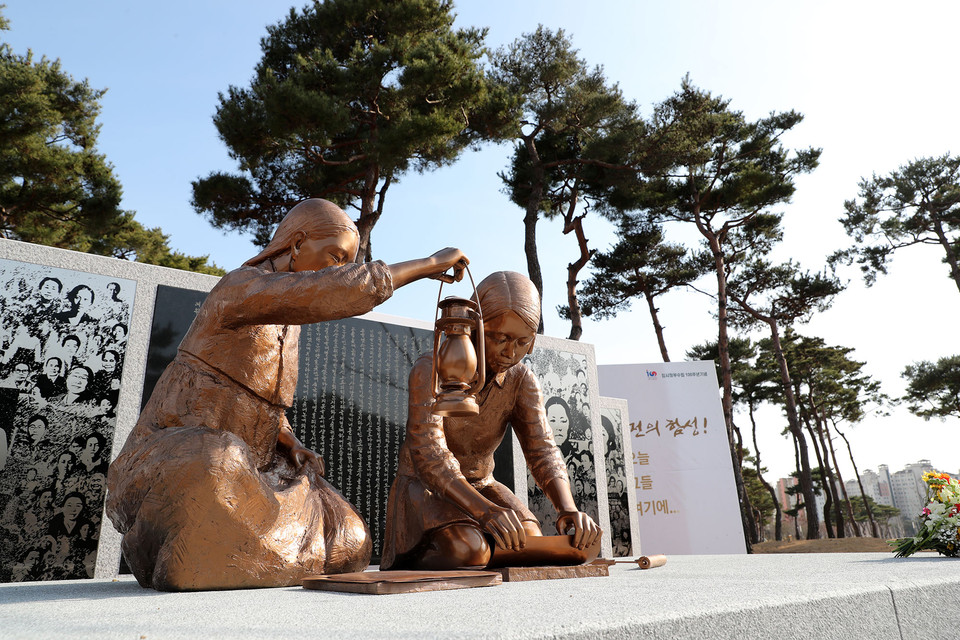 지난 13일 내포신도시 홍예공원에 건립된 항일여성독립운동가를 형상화한 여성상 배경에는 화강석 기둥에 항일 여자독립선언문 전문과 공식 서훈을 받은 여성 독립운동가 472분의 이름이 새겨져 있다. 이번 여성상은 ‘평화의 소녀상’을 만든 김서경·김운성 작가의 작품으로, 청동·오석·화강석을 사용했으며 최대너비 600㎝, 최고높이 200㎝ 규모로 제작했다.