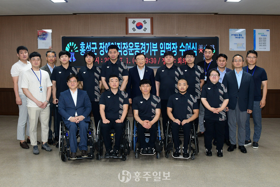 임명장 수여 후 기념촬영을 하는 장애인직장운동경기부와 김석환 군수.