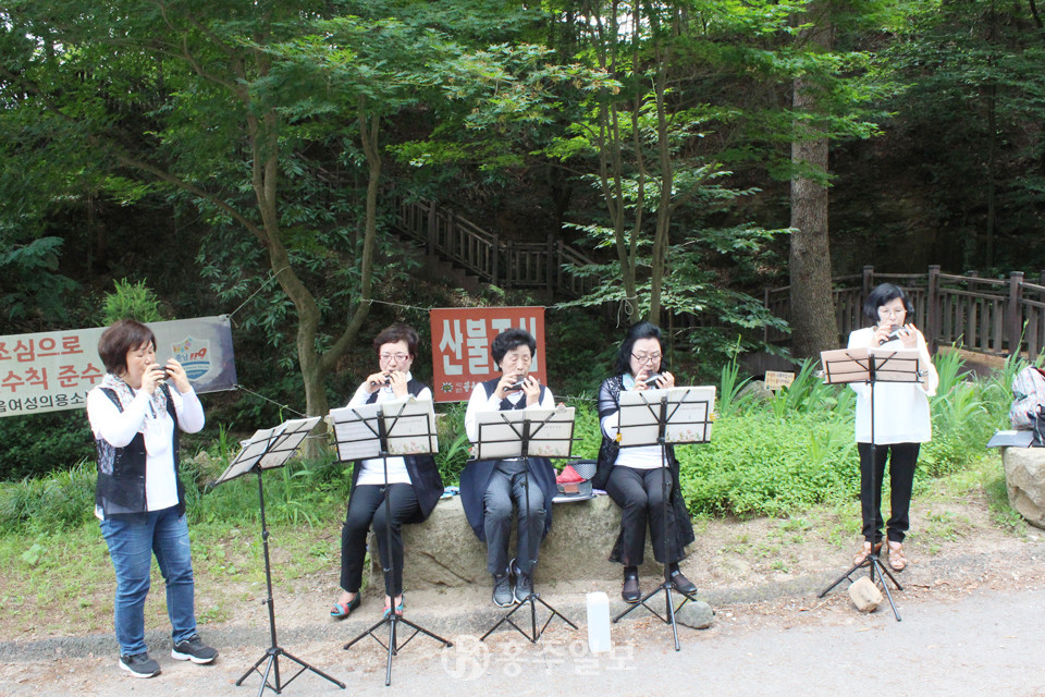 (사)대한노인회 홍성군지회 회원들이 용봉산 입구에서 오카리나 합주를 하고 있다.