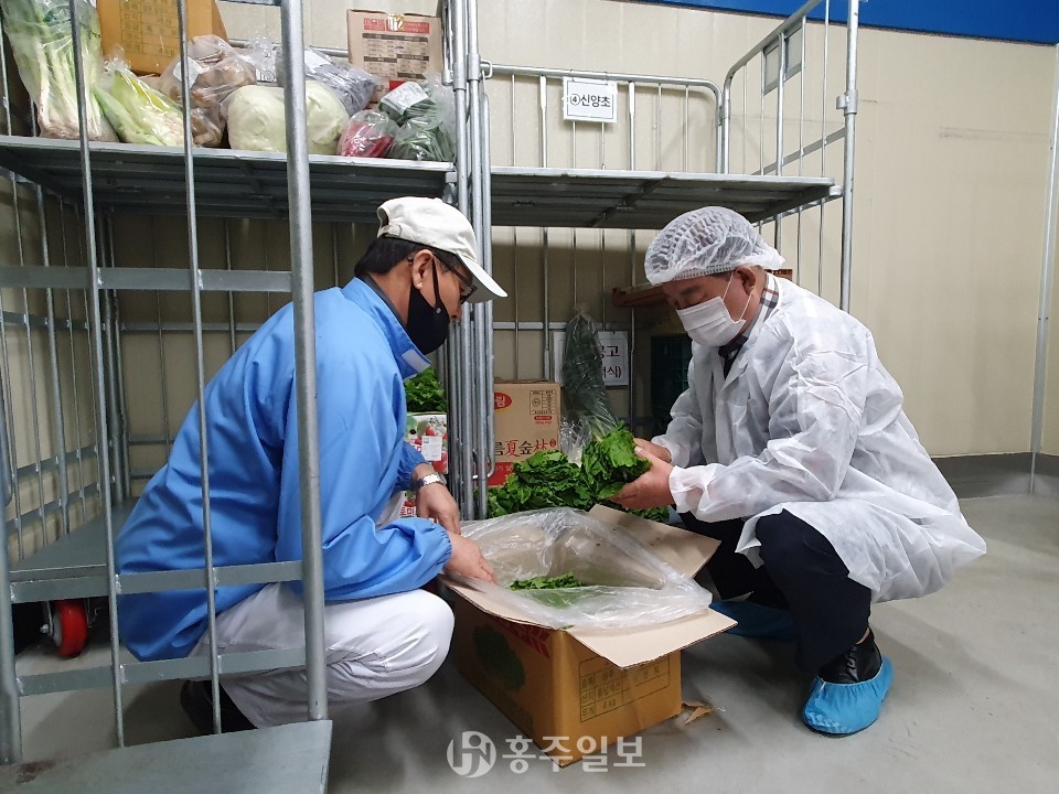 황선봉 군수가 학교급식지원센터 납품식자재를 점검하는 모습.