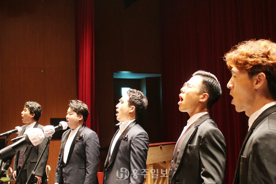 (왼쪽부터)박신유, 이승용, 김현범, 이윤석, 유승화. ARTIS의 5명의 성악가들이 추사홀에서 코로나19 감염 방지를 위한 비대면 녹화 방식 공연의 리허설을 진행하고 있다.