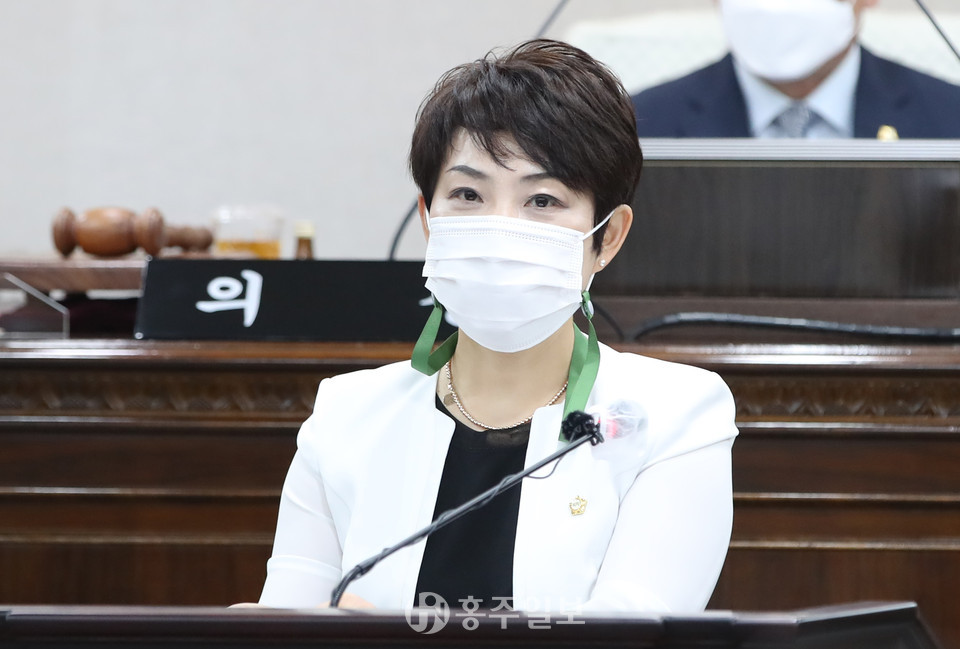 집중호우와 태풍으로 인한 해양 오염 문제의 심각성을 이야기하는 김은미 의원.