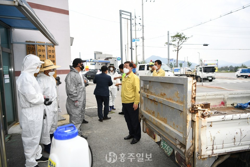 황선봉 군수가 긴급 방역현장을 점검하고 있다.