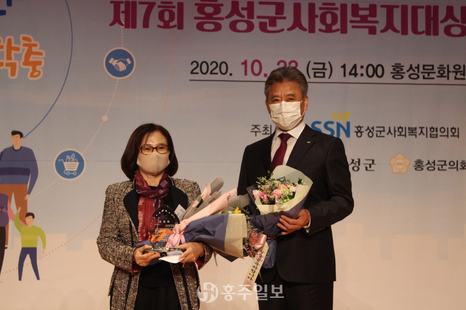 사회복지대상을 수상한 홍성군 말끄미정리수납봉사단 임이재 회장과 이은규 회장이 기념사진을 촬영하고 있다.