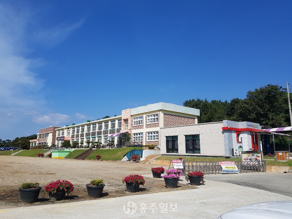 서부면 남당항로에 위치한 신당초등학교.
