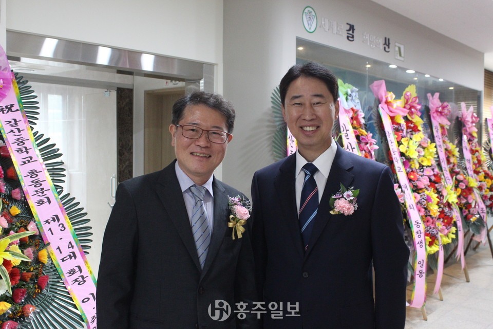 제13대 김영동 이임회장(사진 왼쪽)과 제14대 김재원 취임회장(사진 오른쪽).