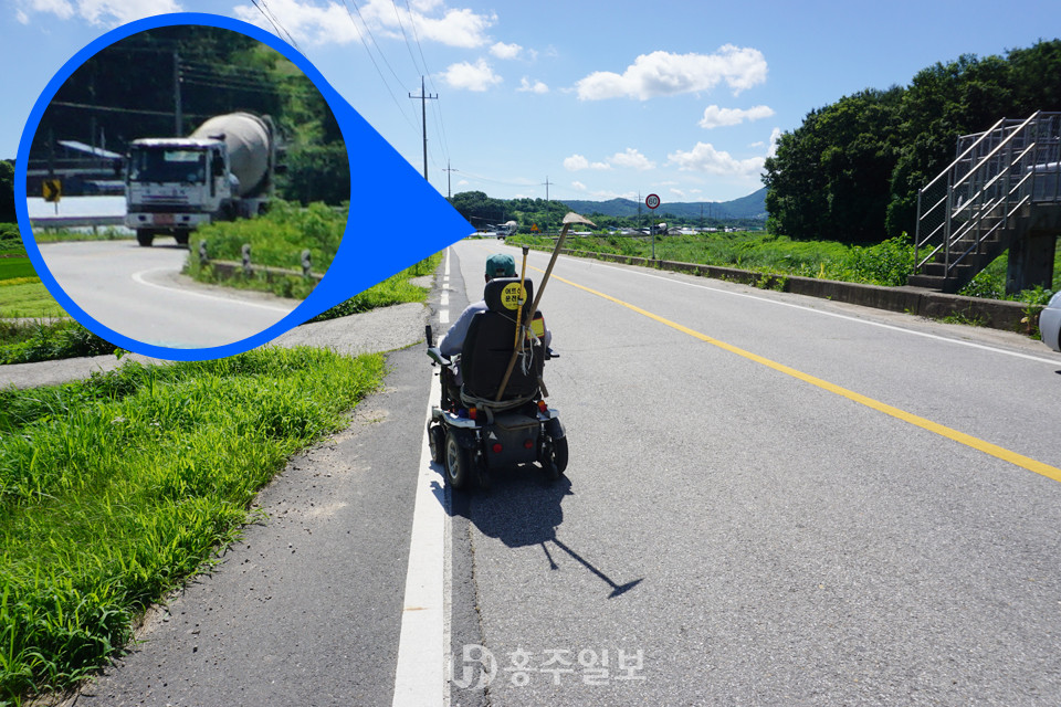 금마면 노은리 도로변을 따라 운행 중인 전동휠체어를 탄 동네 어르신의 모습. 이 길은 인근 공사장 덤프트럭이 수시로 지나는 도로다.