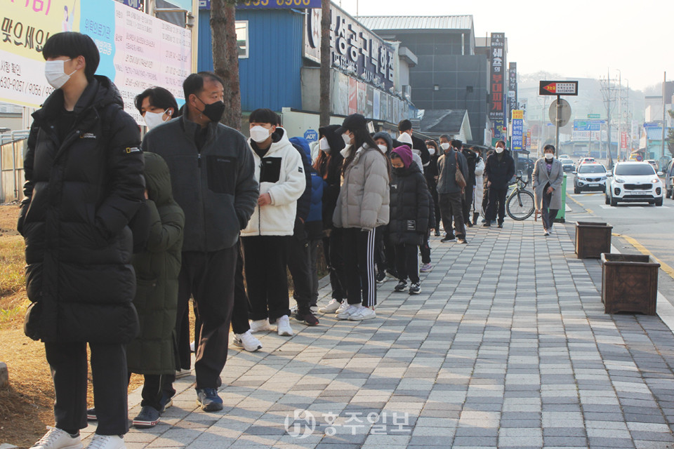 지난 7일 오전 홍성군보건소 선별진료소가 열리자마자 검사를 받기 위해 주민들의 긴 행렬이 이어졌다.