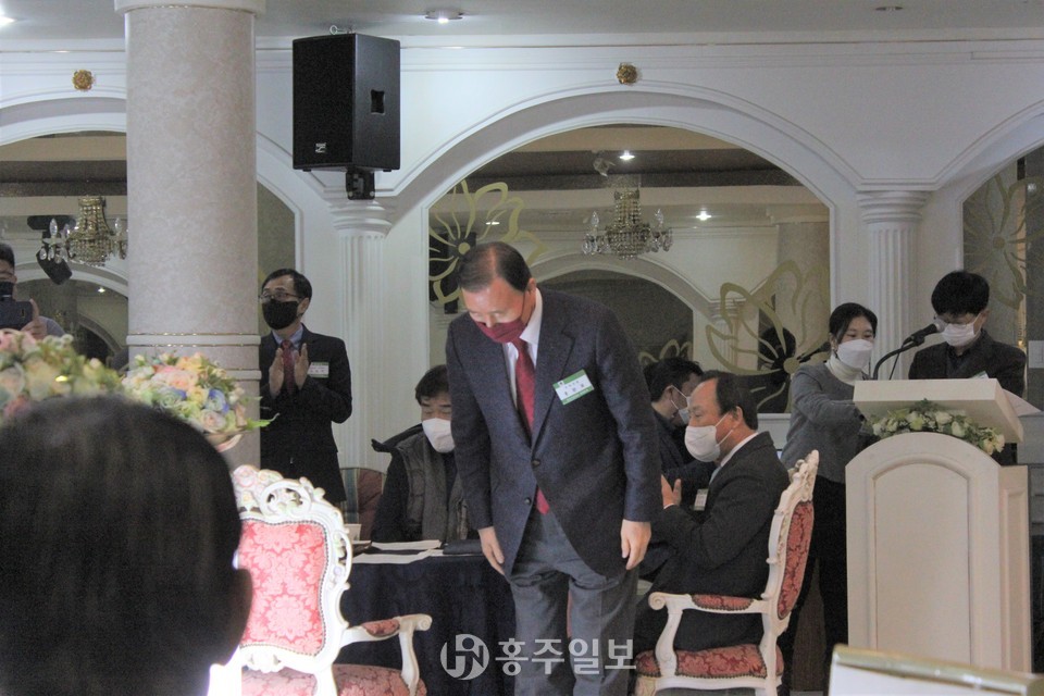 홍성고등학교 총동문회 정기총회에서 인사하고 있는 홍문표 명예동문.