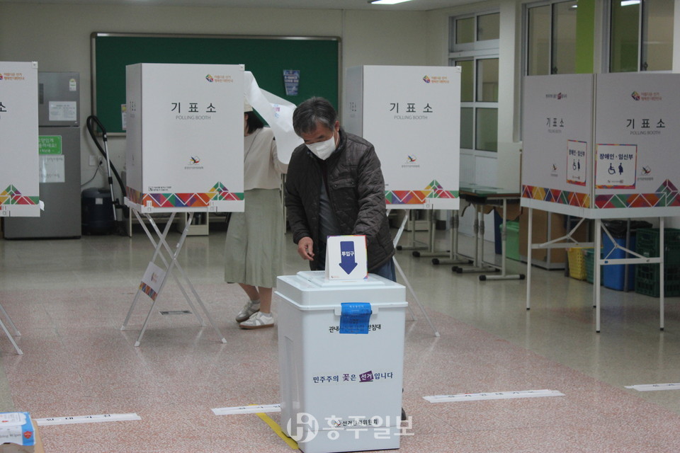 홍성읍 제4투표소인 홍성여고에서 한 유권자가 투표함에 투표용지를 넣고 있는 모습.
