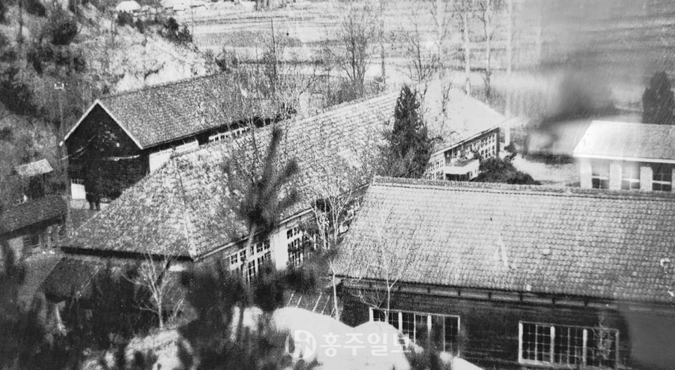 1964년 홍동초등학교 전경.