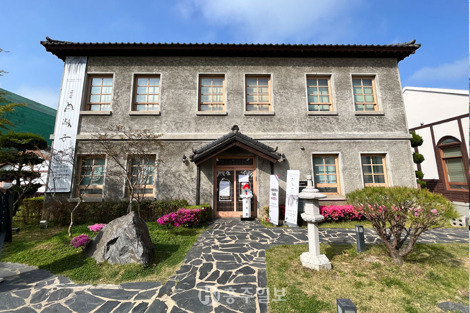 일제강점기 쌀 창고는 장미갤러리와 장미공연장으로 활용되고 있다.