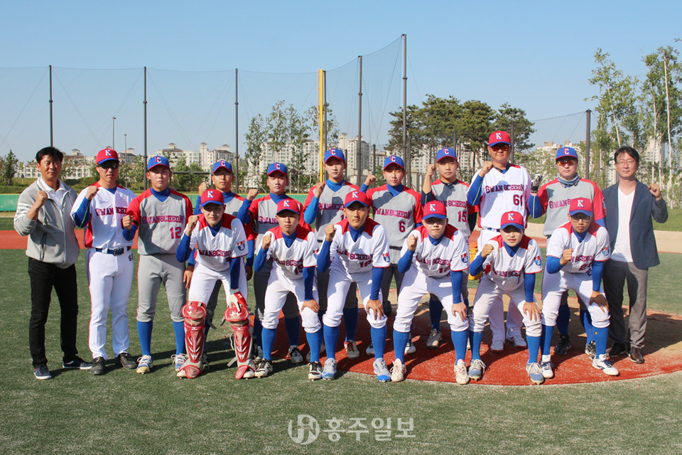 다음달 2일 창단식을 앞두고 있는 광천고등학교 야구부 선수들과 코치진이 홍성군야구소프트볼협회 관계자들과 함께 기념사진을 촬영하고 있다.