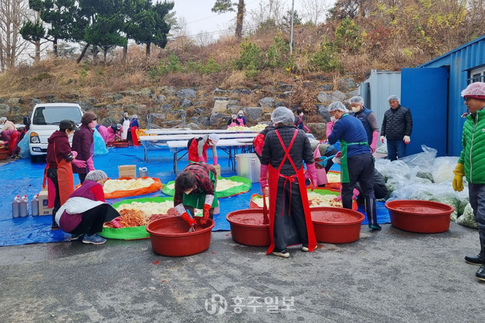 홍성군새마을회원들이 현장에서 김장김치를 담그고 있는 모습.
