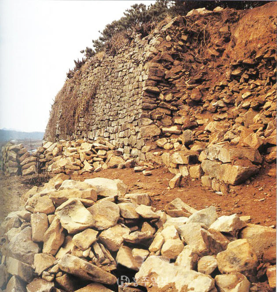 지난 1978년 발생한 홍성지진으로 무너진 홍주성 성곽.<br>