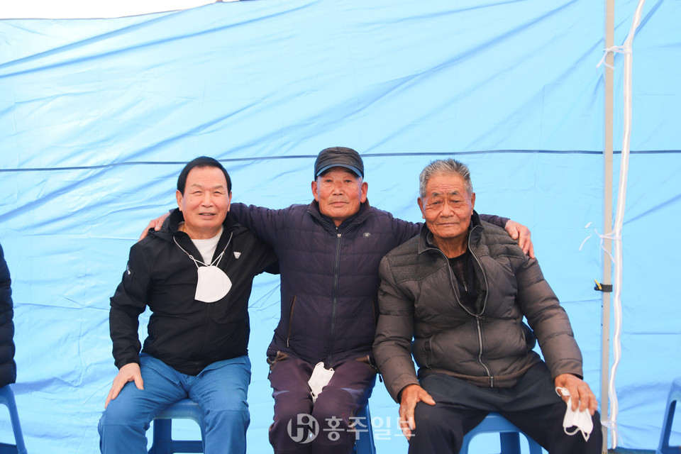 마을에서 많은 나이를 자랑하는 이석환(88) 이기선(82) 김재득(86)