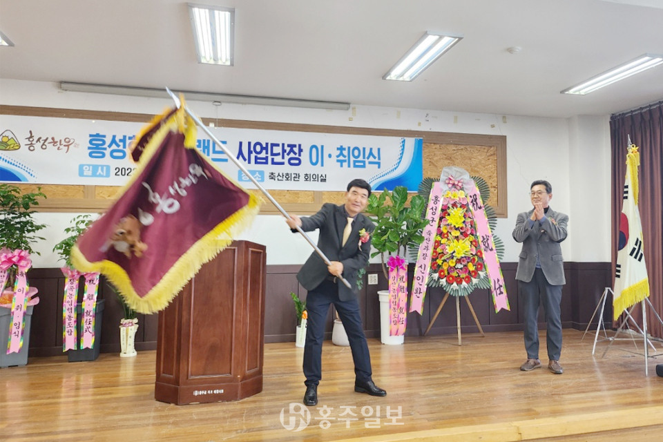 김풍호 위임단장이 박상용 취임단장을 축하하고 있다.