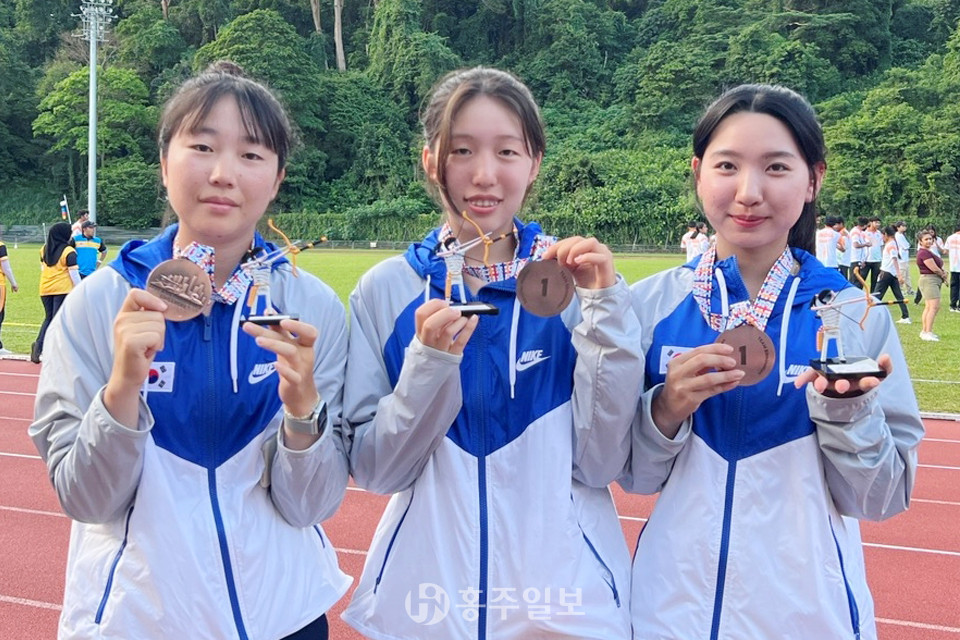 왼쪽부터 리커브 종목 금메달을 획득한 한솔(홍성여고), 조한이(순천여고), 조수혜(광주체고) 선수.