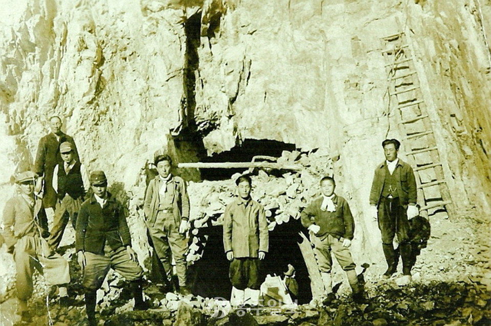 1930년대 촬영된 것으로 보이는 충청남도 홍성군 광천읍 삼정리 소재 광천 석면 광산 사진.