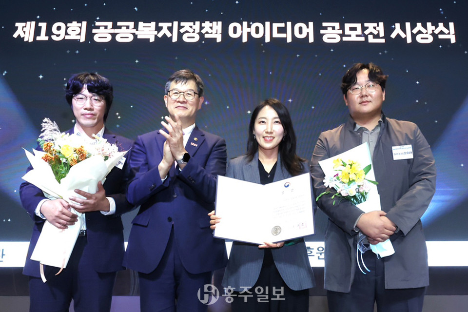 갈산면 김미나 맞춤형복지팀장, 김효태 주무관, 서부면 이진우 주무관으로 구성된 수상팀.