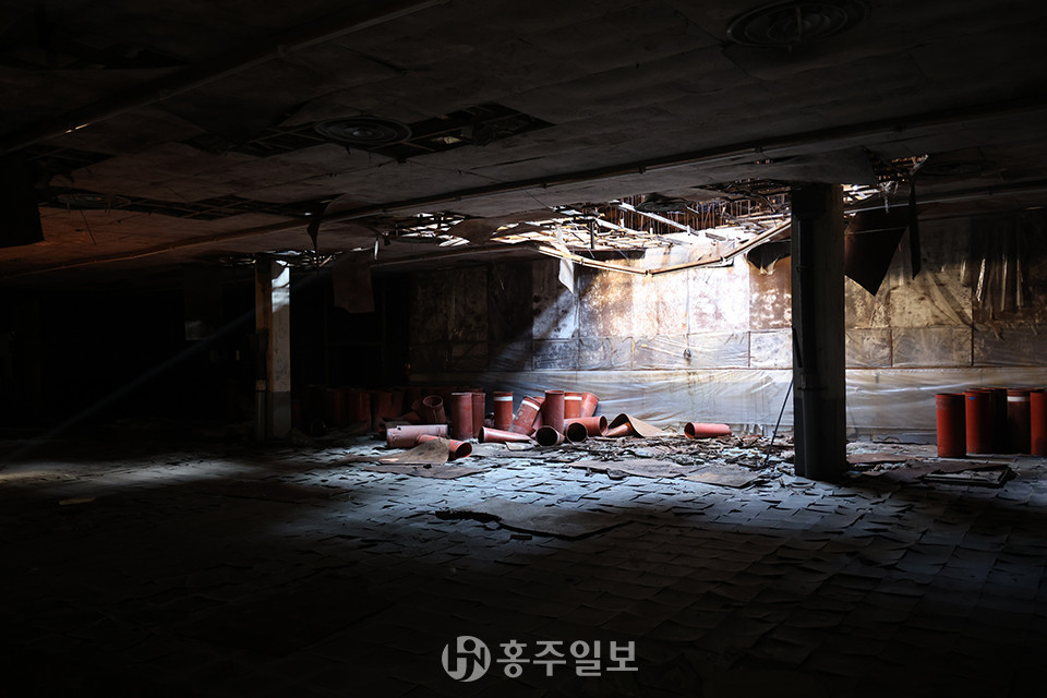 충남방적 내 한 창고의 내부 전경.
