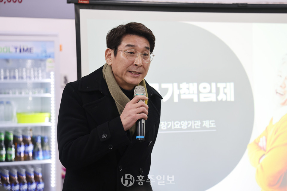 사회복지법인 장수원 곽정욱 원장은 군의 사업 중단 입장 발표 사실에 크게 실망하며, 지난 17일 사업을 찬성하는 지역주민을 중심으로 추진위원회를 구성하고, 시설 건립을 찬성하는 서명운동도 4000여 명을 넘어섰다.