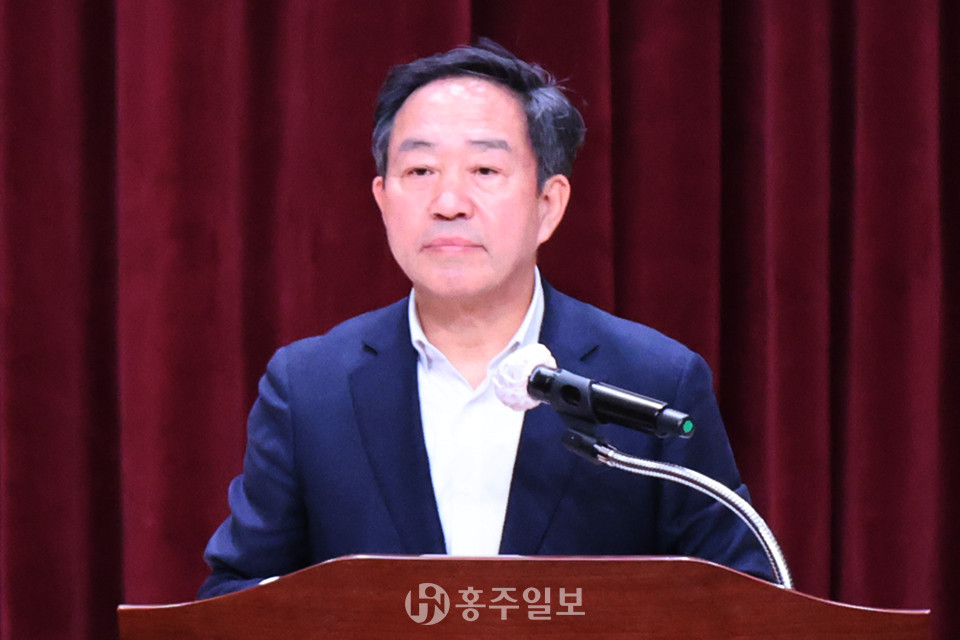 강승규 국회의원이 의정보고회에 앞서 아수라장이 된 행사장 뒤편을 씁쓸한 표정으로 바라보고 있다.