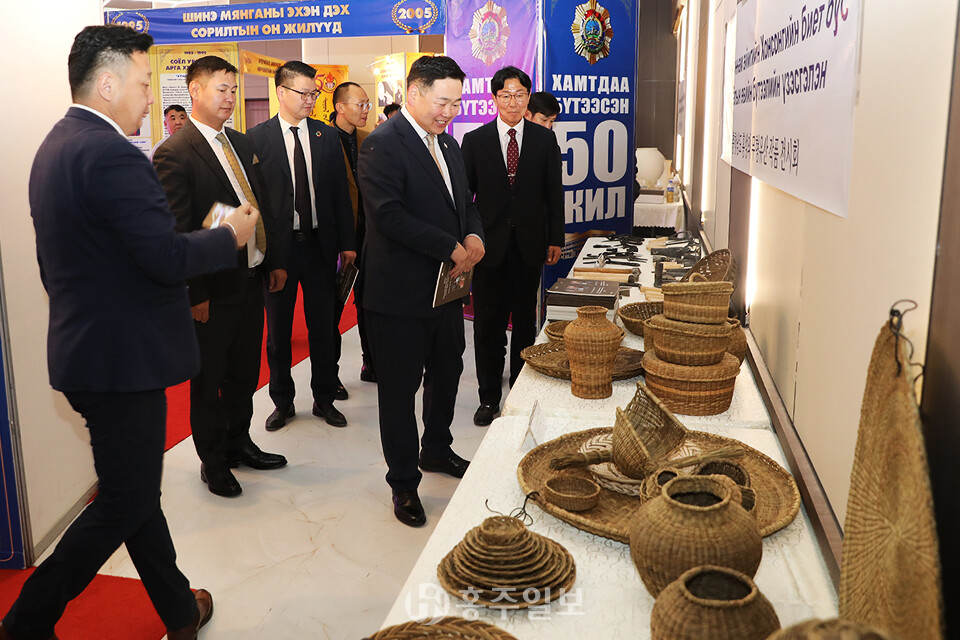 몽골문화원 개원 50주년 기념 홍성의 무형유산 작품 전시회에서 관계자들이 댕댕이장 작품을 감상하고 있다.