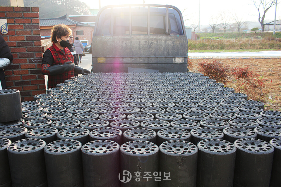 1980~90년대에는 겨울을 앞두고 가정마다 창고에 연탄을 채워 쌓아 놓는 것만으로도 온 가족의 마음을 따뜻하고 든든하게 해줬다. 홍주일보DB