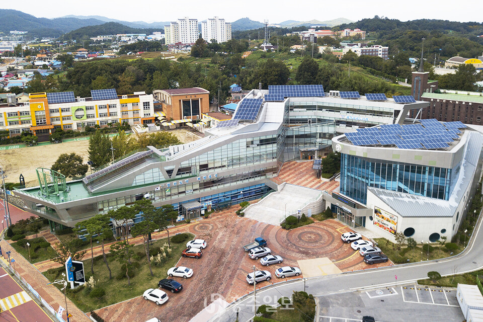 광천읍행정복지센터 5층에 위치한 광천공공도서관 전경.